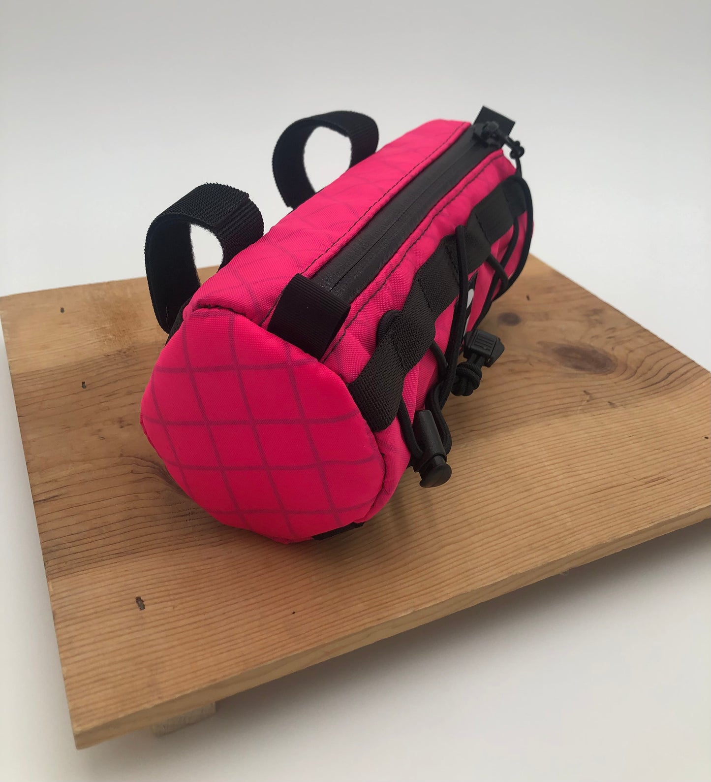 **Ready to ship now** Hot pink handlebar bag